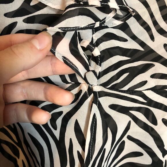 Victoria’s Secret zebra patterned blouse‎ - Picture 7 of 11
